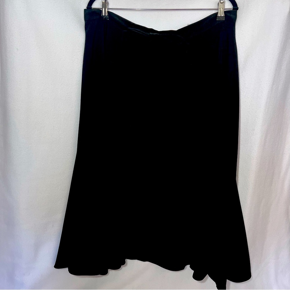Full A-line skirt w/bow accent says 3XL but is 1XL